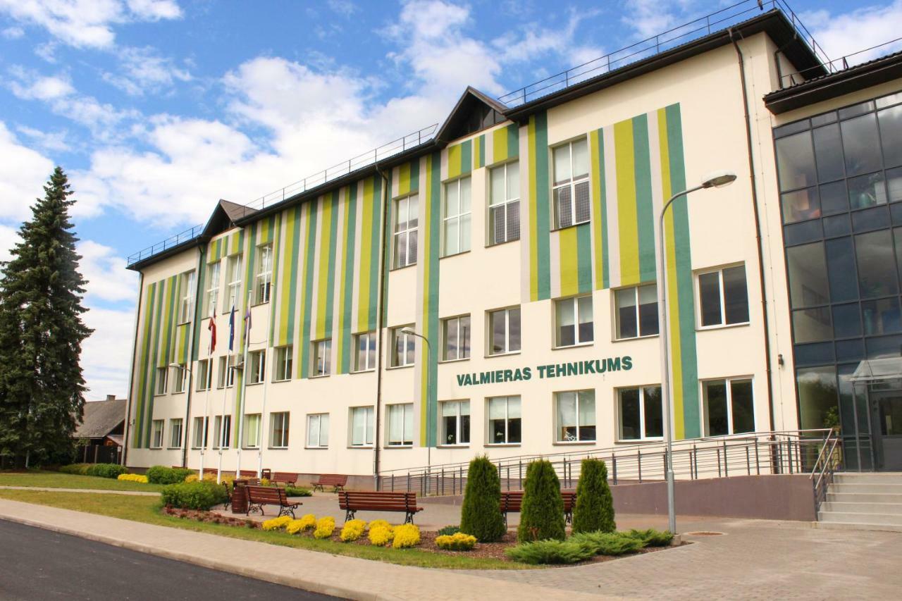 Valmieras Tehnikuma Dienesta Viesnica Exterior photo